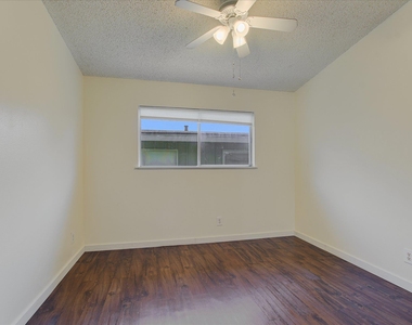 612 W 51st St - Photo Thumbnail 6