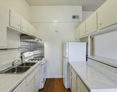 612 W 51st St - Photo Thumbnail 4