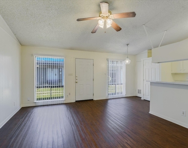 612 W 51st St - Photo Thumbnail 2