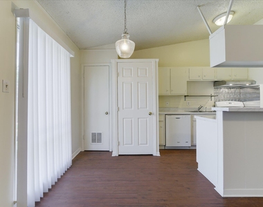 612 W 51st St - Photo Thumbnail 3
