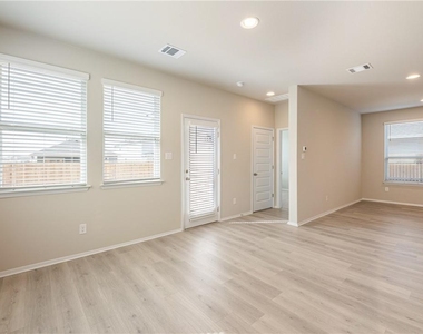 220 Trailside Ln - Photo Thumbnail 12