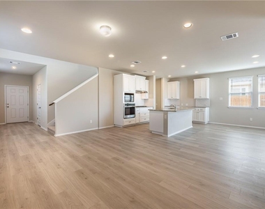 220 Trailside Ln - Photo Thumbnail 7