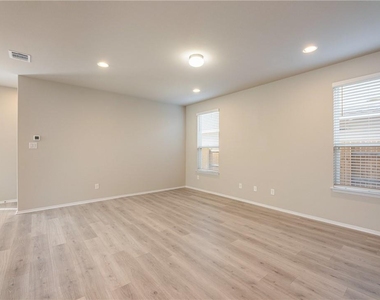 220 Trailside Ln - Photo Thumbnail 9