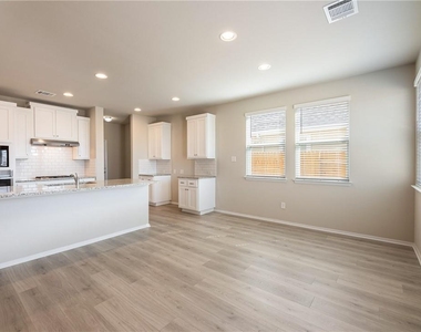 220 Trailside Ln - Photo Thumbnail 10