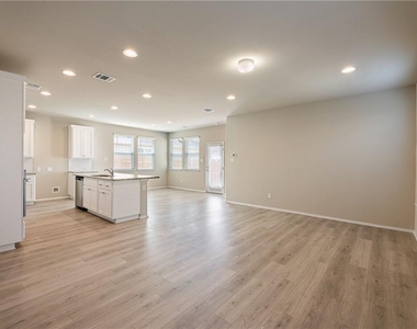 220 Trailside Ln - Photo Thumbnail 6