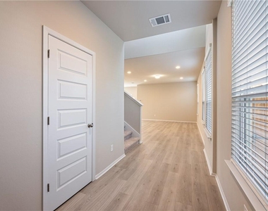 220 Trailside Ln - Photo Thumbnail 4