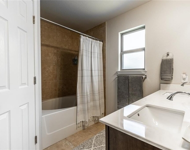 8125 Bridgepointe Dr - Photo Thumbnail 17