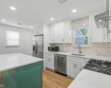1030 Neumark Avenue - Photo Thumbnail 2