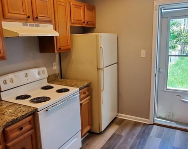 314 S Locust Street - Photo Thumbnail 4