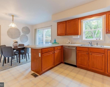 2024 Evansdale Drive - Photo Thumbnail 16