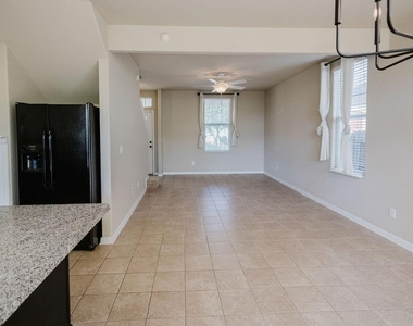 305 Trestle Tree St - Photo Thumbnail 4