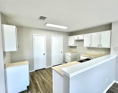12729 Saint Mary Dr - Photo Thumbnail 3