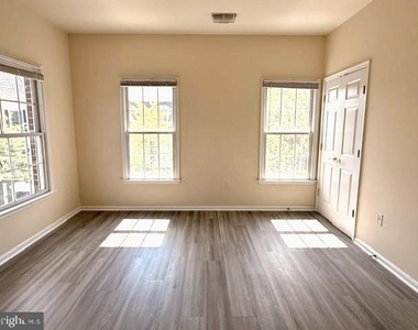 324 Top Floor Main Street - Photo Thumbnail 9