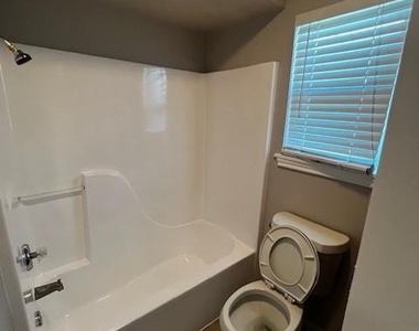 1172 Webberville Rd - Photo Thumbnail 7