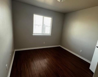 1172 Webberville Rd - Photo Thumbnail 5