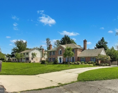 7724 Fontaine Street - Photo Thumbnail 3