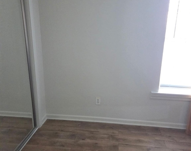 4703 Harmon Ave - Photo Thumbnail 5