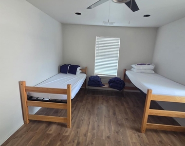 4703 Harmon Ave - Photo Thumbnail 7