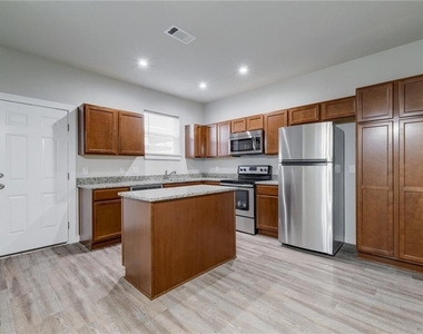 906 Quartz Ct - Photo Thumbnail 5