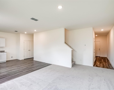 110 Blackbear Dr - Photo Thumbnail 5