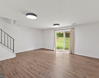 6082 Majors Lane - Photo Thumbnail 18