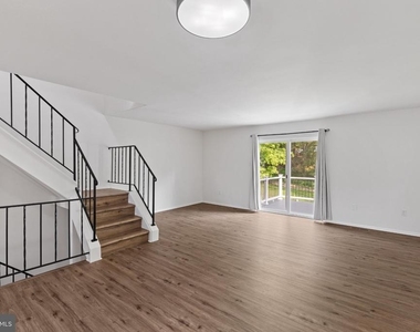 6082 Majors Lane - Photo Thumbnail 4