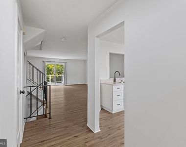 6082 Majors Lane - Photo Thumbnail 3