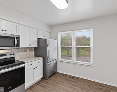 6082 Majors Lane - Photo Thumbnail 8
