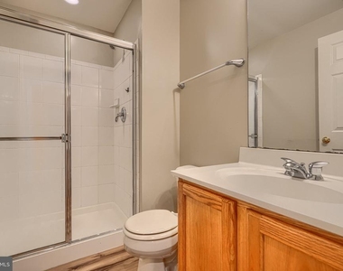 7211 Lyndsey Way - Photo Thumbnail 20