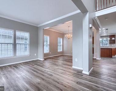 7211 Lyndsey Way - Photo Thumbnail 2