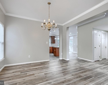 7211 Lyndsey Way - Photo Thumbnail 5