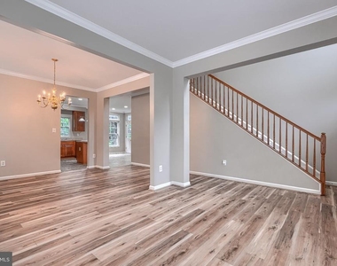 7211 Lyndsey Way - Photo Thumbnail 4