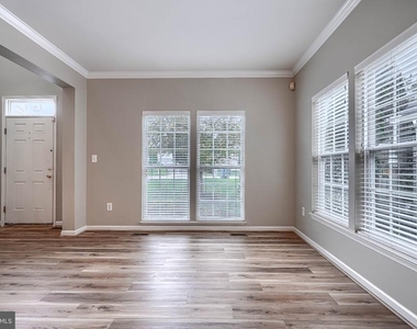 7211 Lyndsey Way - Photo Thumbnail 3