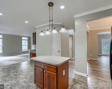7211 Lyndsey Way - Photo Thumbnail 9