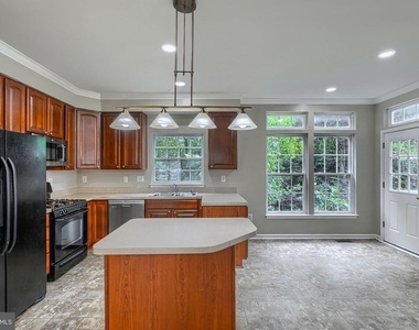 7211 Lyndsey Way - Photo Thumbnail 7