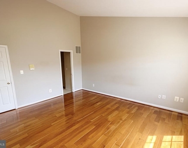 212 Cambridge Place - Photo Thumbnail 6
