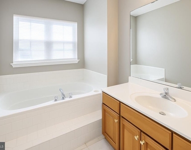 212 Cambridge Place - Photo Thumbnail 7