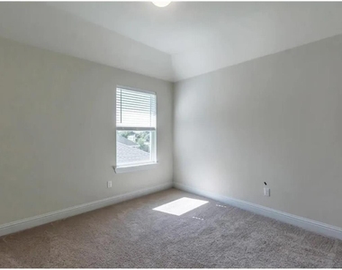 805 Vaughn St - Photo Thumbnail 10