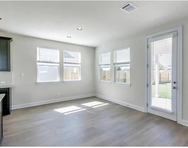 805 Vaughn St - Photo Thumbnail 4