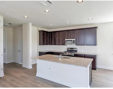 805 Vaughn St - Photo Thumbnail 2
