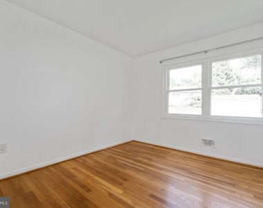 102 Greenmeadow Drive - Photo Thumbnail 12