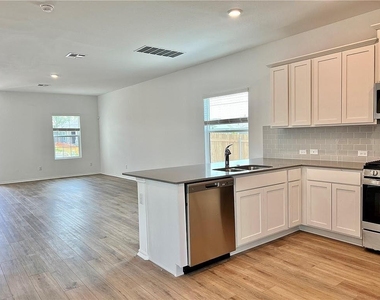 290 Silver Glen Dr - Photo Thumbnail 14