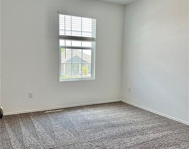 290 Silver Glen Dr - Photo Thumbnail 4