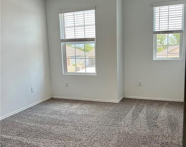 290 Silver Glen Dr - Photo Thumbnail 3
