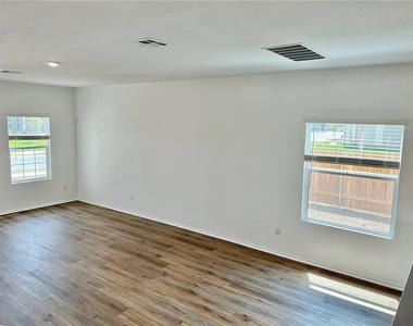 290 Silver Glen Dr - Photo Thumbnail 17