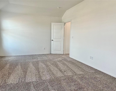 290 Silver Glen Dr - Photo Thumbnail 9