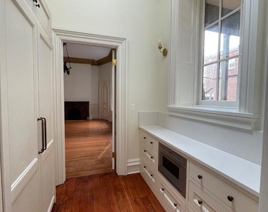 18 E Mt Vernon Place - Photo Thumbnail 6