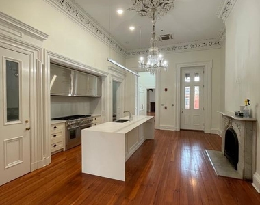 18 E Mt Vernon Place - Photo Thumbnail 2