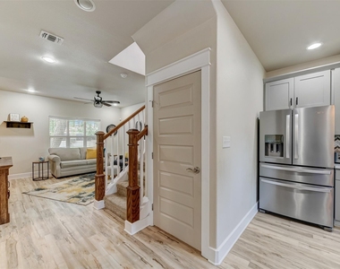 1103 Farm St - Photo Thumbnail 7