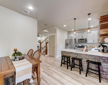 1103 Farm St - Photo Thumbnail 9